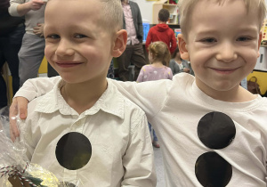 Chłopcy przebrani za bałwanków pozujący do zdjęcia