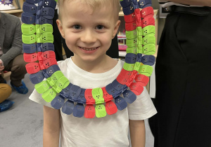 Chłopiec z klockami ułożonymi w owal wokół głowy