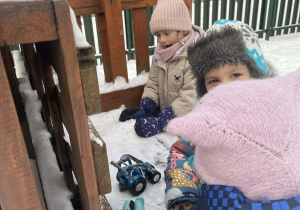 Dziewczynki podczas zabaw przy kuchni błotnej w ogrodzie przedszkolnym