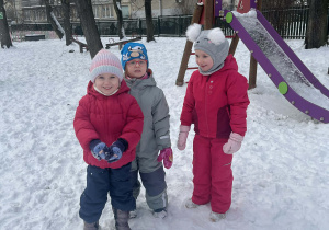 Dziewczynki pozujące do zdjęcia w ogrodzie przedszkolnym