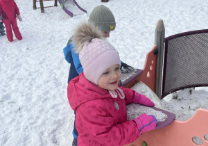 Dzieci podczas zabaw w ogrodzie przedszkolnym
