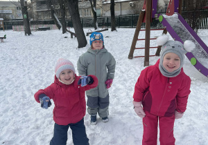 Dziewczynki pozujące do zdjęcia w ogrodzie przedszkolnym