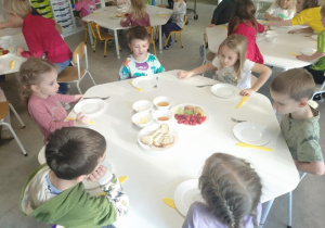 Dzieci podczas podwieczorku