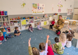 Dzieci podczas spotkania ze strażakiem