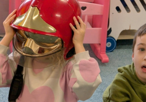 Dzieci podczas spotkania ze strażakiem