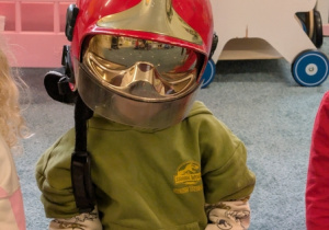 Dzieci podczas spotkania ze strażakiem