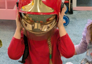 Dzieci podczas spotkania ze strażakiem