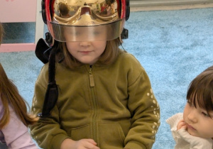 Dzieci podczas spotkania ze strażakiem