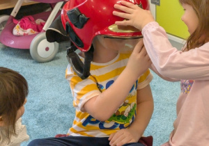 Dzieci podczas spotkania ze strażakiem