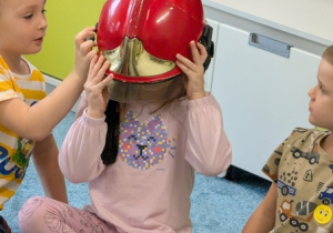 Dzieci podczas spotkania ze strażakiem