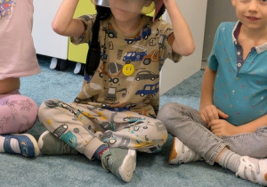 Dzieci podczas spotkania ze strażakiem