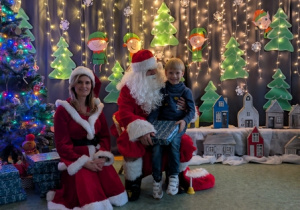 Dziecko pozujące ze Świętym Mikołajem