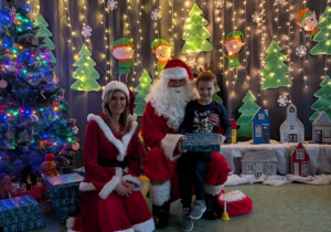 Dziecko pozujące ze Świętym Mikołajem