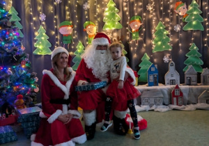 Dziecko pozujące ze Świętym Mikołajem