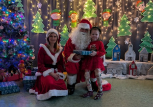 Dziecko pozujące ze Świętym Mikołajem