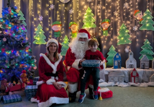 Dziecko pozujące ze Świętym Mikołajem