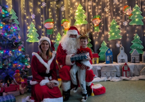 Dziecko pozujące ze Świętym Mikołajem