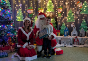 Dziecko pozujące ze Świętym Mikołajem