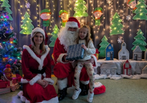 Dziecko pozujące ze Świętym Mikołajem