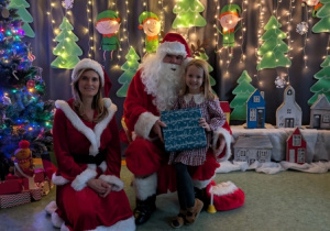 Dziecko pozujące ze Świętym Mikołajem