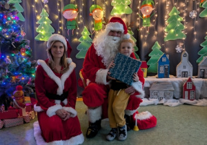 Dziecko pozujące ze Świętym Mikołajem