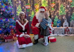 Dziecko pozujące ze Świętym Mikołajem