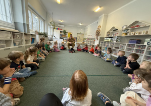 dzieci podczas zajęć edukacyjnych ze strażakiem