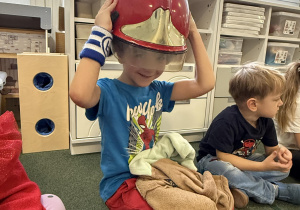 dzieci podczas zajęć edukacyjnych ze strażakiem