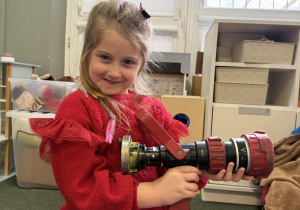 dzieci podczas zajęć edukacyjnych ze strażakiem