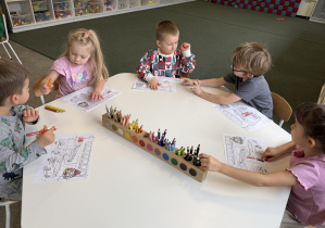 dzieci kolorują obrazek ze strażą pożarną