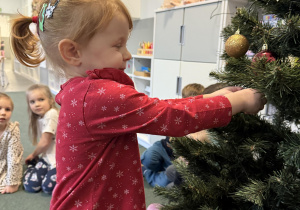dzieci ubierają choinkę