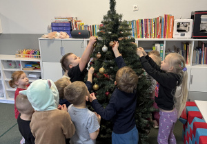 dzieci ubierają choinkę