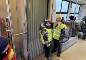 dzieci podczas jazdy tramwajem