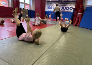 dzieci na zajęciach sportowych judo