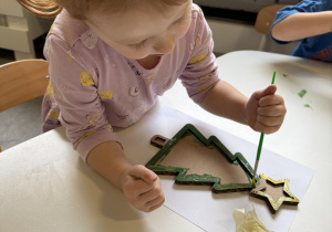 dzieci podczas malowania choinki