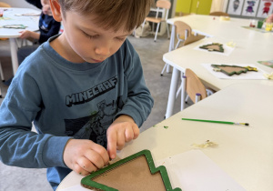 dzieci podczas malowania choinki