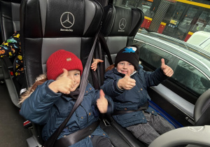 dzieci podczas podróży busem