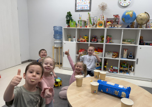 dzieci na sesji zdjęciowej do katalogów Moje Bambino