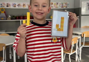 układanie liter z klocków Lego