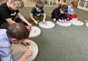 Dzień Puzzli- dzieci układają puzzle z własną podobizną