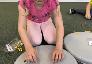 Dzień Puzzli- dzieci układają puzzle z własną podobizną