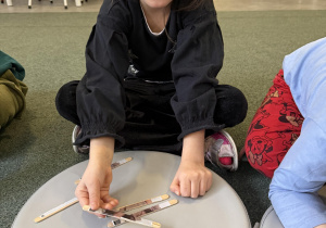 Dzień Puzzli- dzieci układają puzzle z własną podobizną