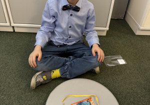 Dzień Puzzli- dzieci układają puzzle z własną podobizną