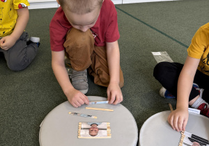 Dzień Puzzli- dzieci układają puzzle z własną podobizną