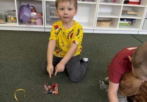 Dzień Puzzli- dzieci układają puzzle z własną podobizną