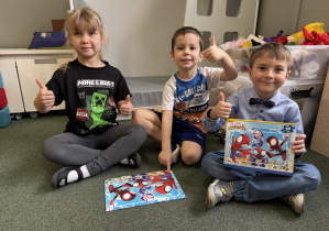 układanie puzzli w grupach