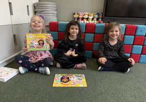 układanie puzzli w grupach