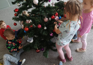 Dziewczynka zawiesza ozdobę