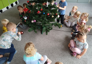 Dzieci ubierają choinkę