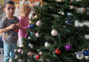 Dzieci ubierają choinkę